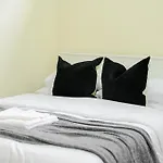 Cbd 3Br Apt For 8 Guests Near Train & Shopping